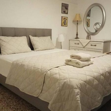 Central Town House 60M2**** Piraeus Bagian luar foto