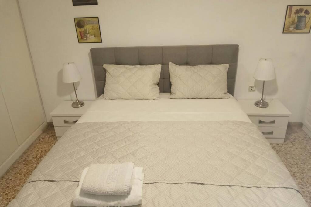 Central Town House 60M2**** Piraeus Bagian luar foto
