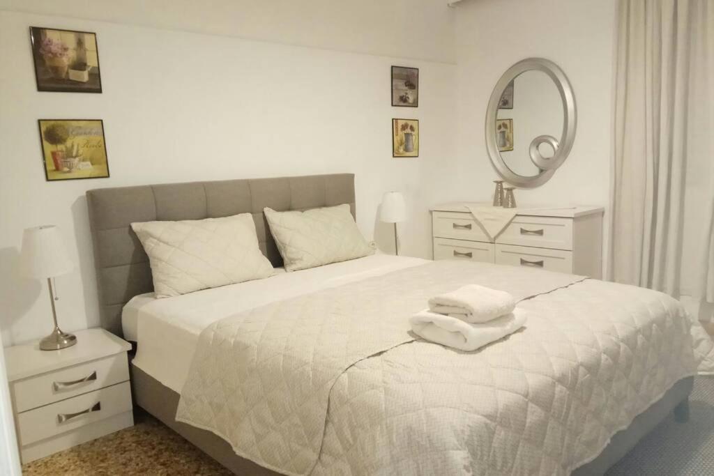 Central Town House 60M2**** Piraeus Bagian luar foto