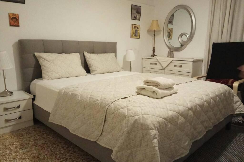 Central Town House 60M2**** Piraeus Bagian luar foto