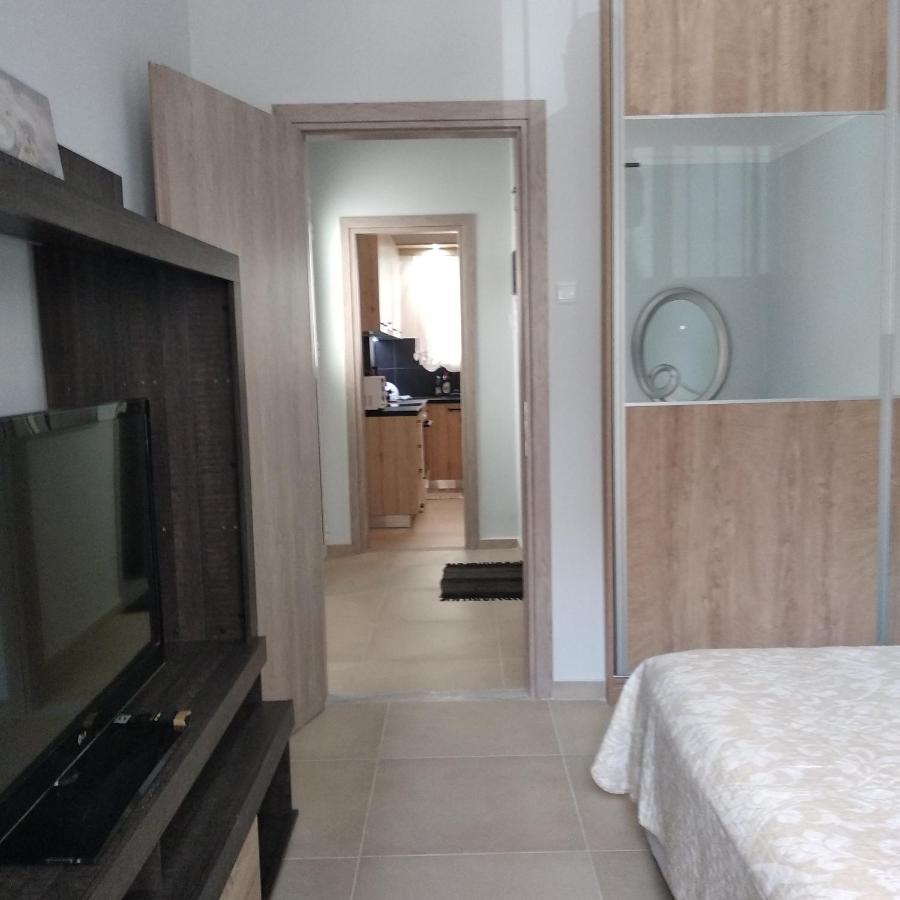 Central Town House 60M2**** Piraeus Bagian luar foto