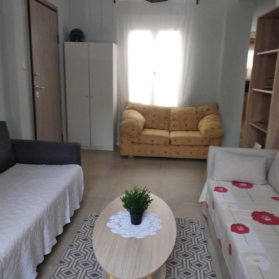 Central Town House 60M2**** Piraeus Bagian luar foto