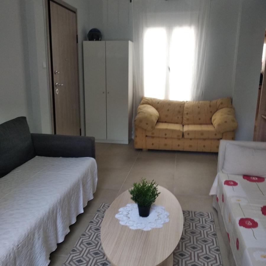 Central Town House 60M2**** Piraeus Bagian luar foto