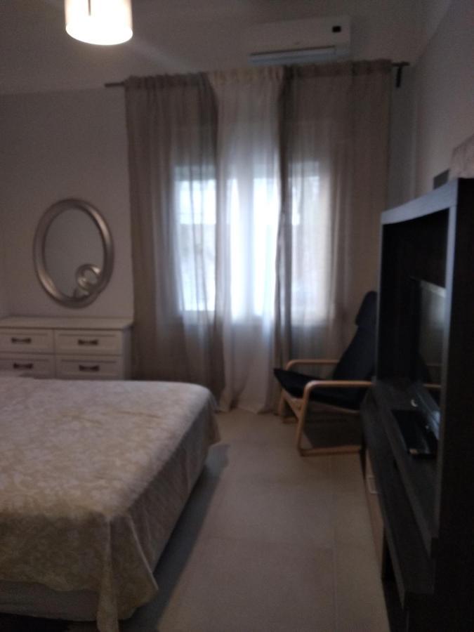 Central Town House 60M2**** Piraeus Bagian luar foto