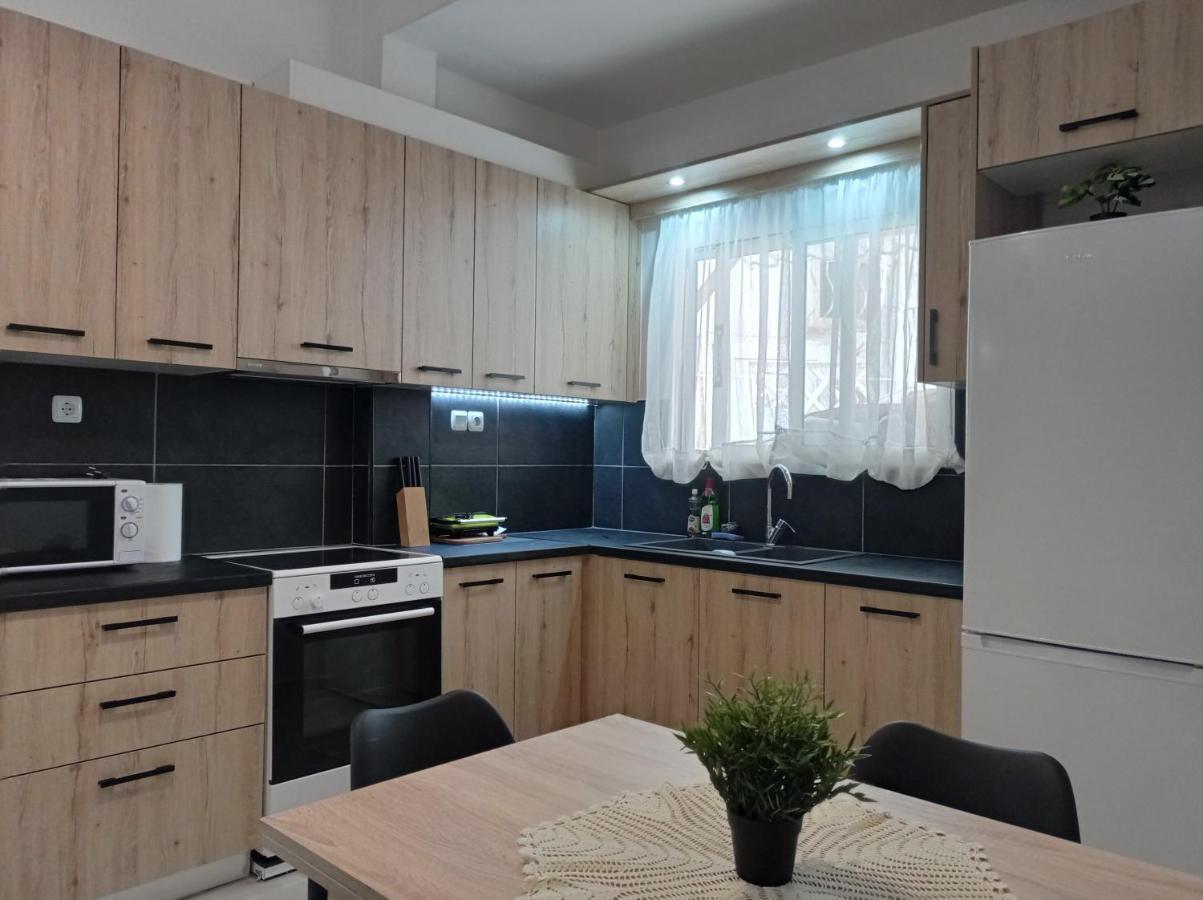 Central Town House 60M2**** Piraeus Bagian luar foto