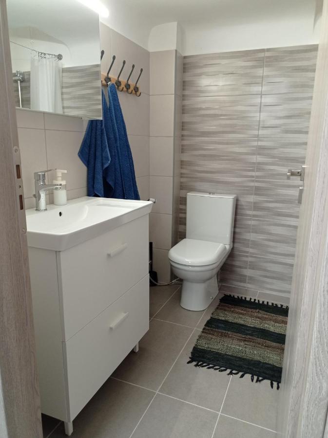 Central Town House 60M2**** Piraeus Bagian luar foto