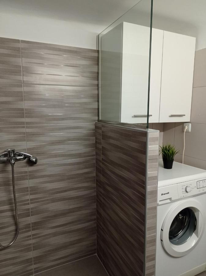 Central Town House 60M2**** Piraeus Bagian luar foto